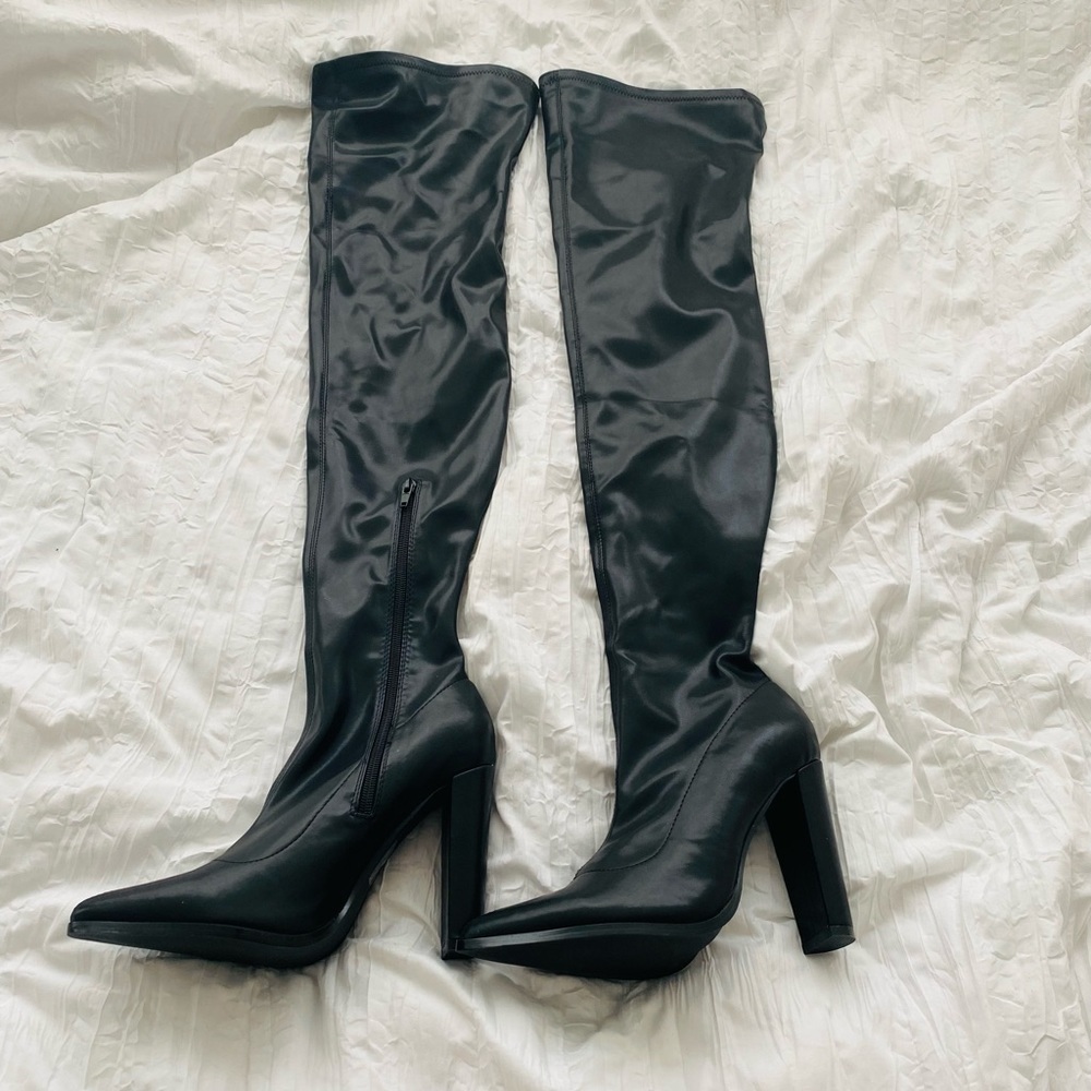 Gorgeous black boots!